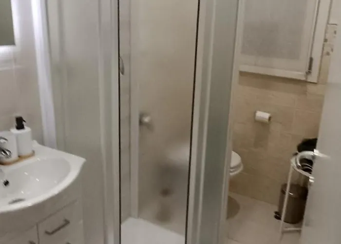 Volta B&B Imola – bagno con lavabo e specchio LED