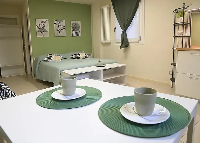Volta B&B Imola – tavolo e tazze in primo piano